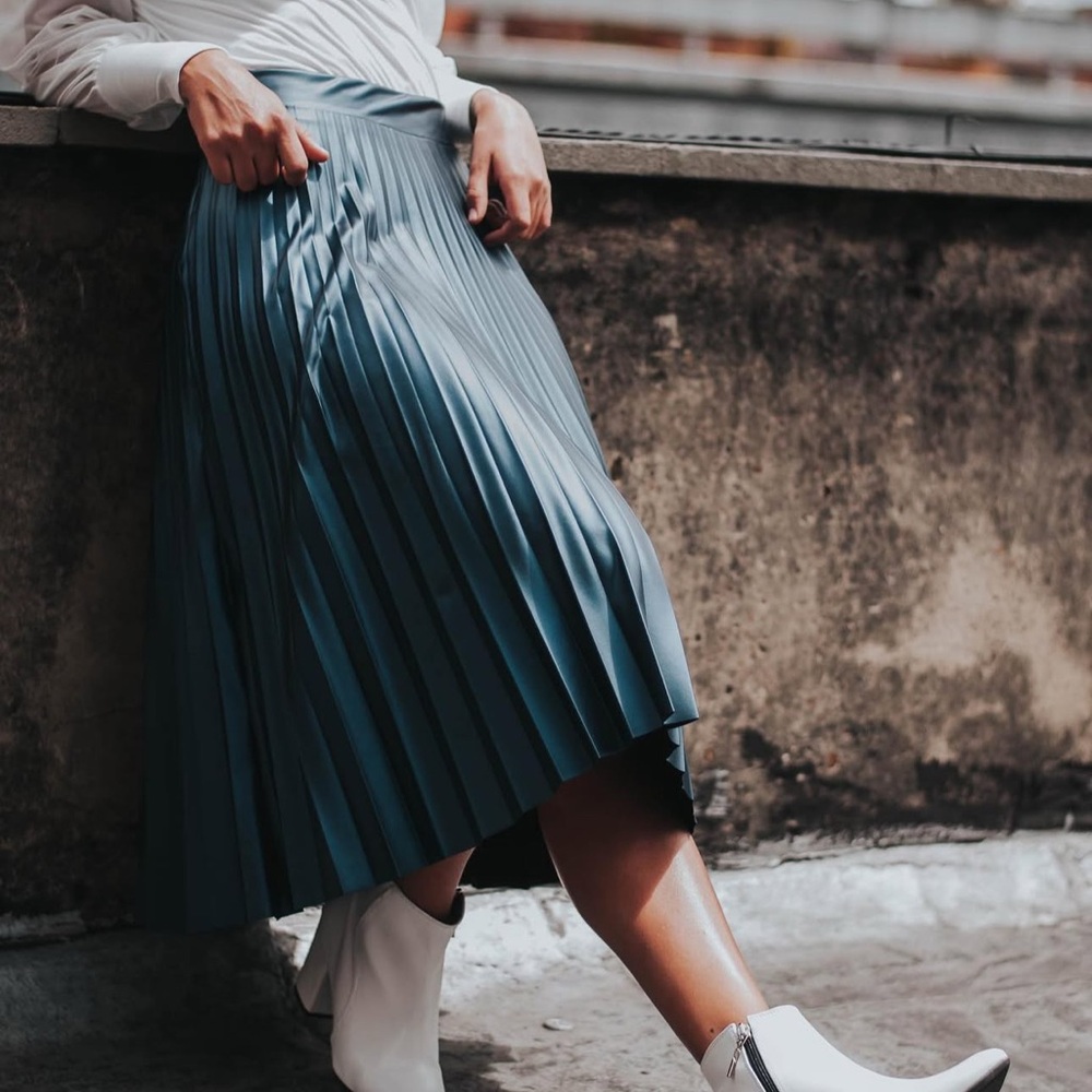 Elegant Blue Pleated Skirt - Picture 1 of 1